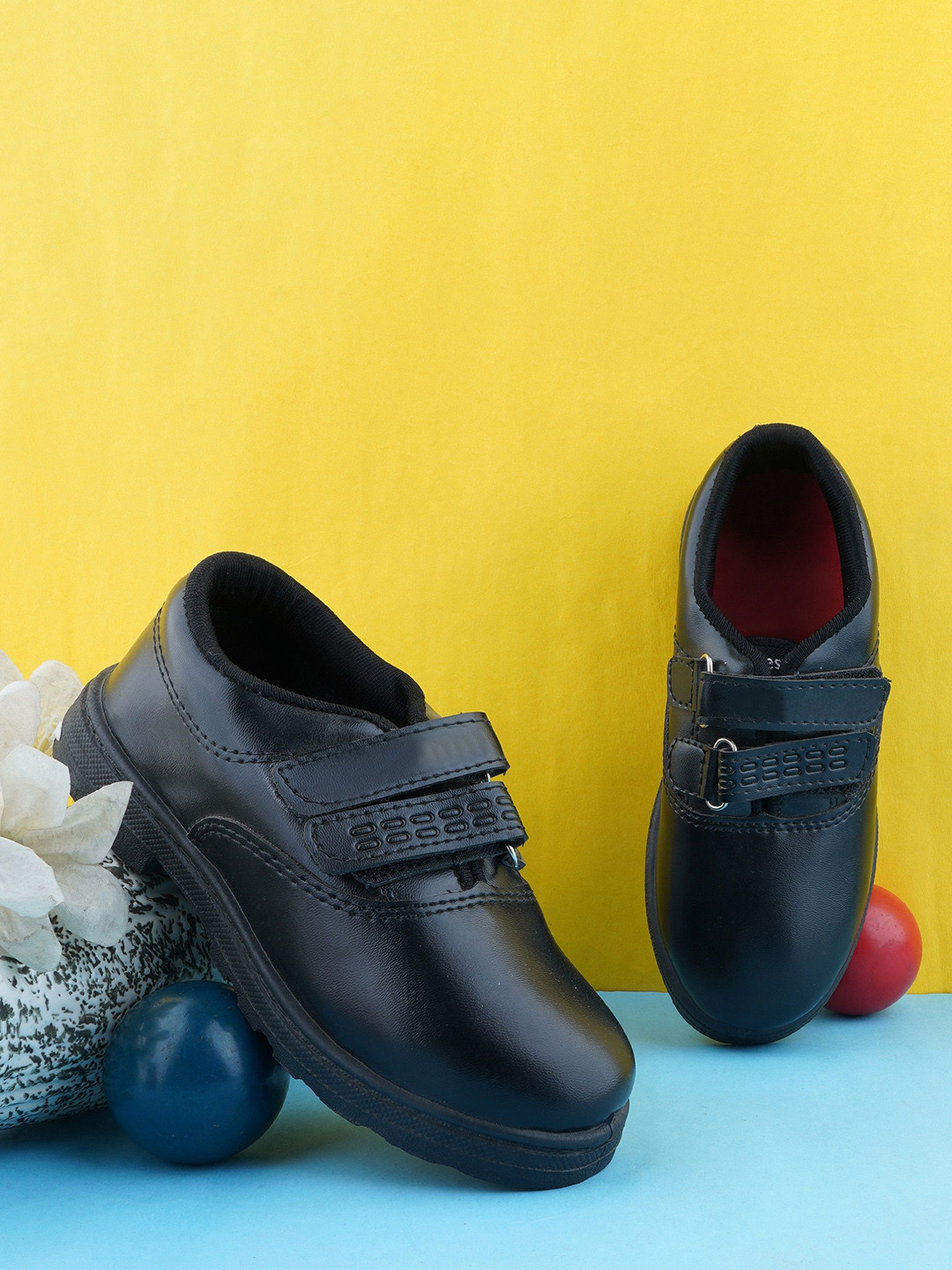 Kids' sneakers - super flexible and practical design with Velcro strap