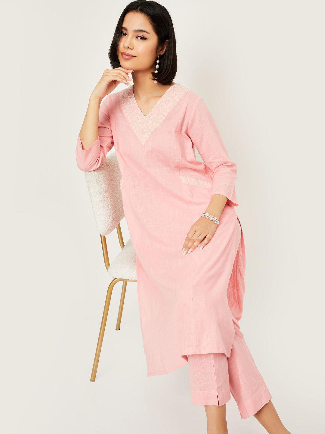 Floral Embroidered Thread Work V-Neck Straight Kurta With Trouser & Dupatta