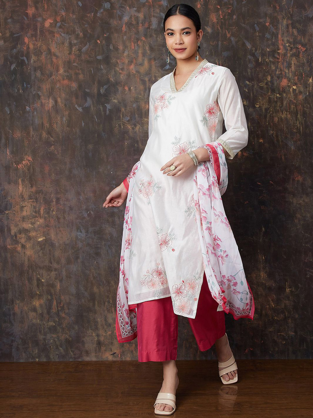 Women Floral embroidered pink round_neck chanderi Kurta set With Trouser & Dupatta