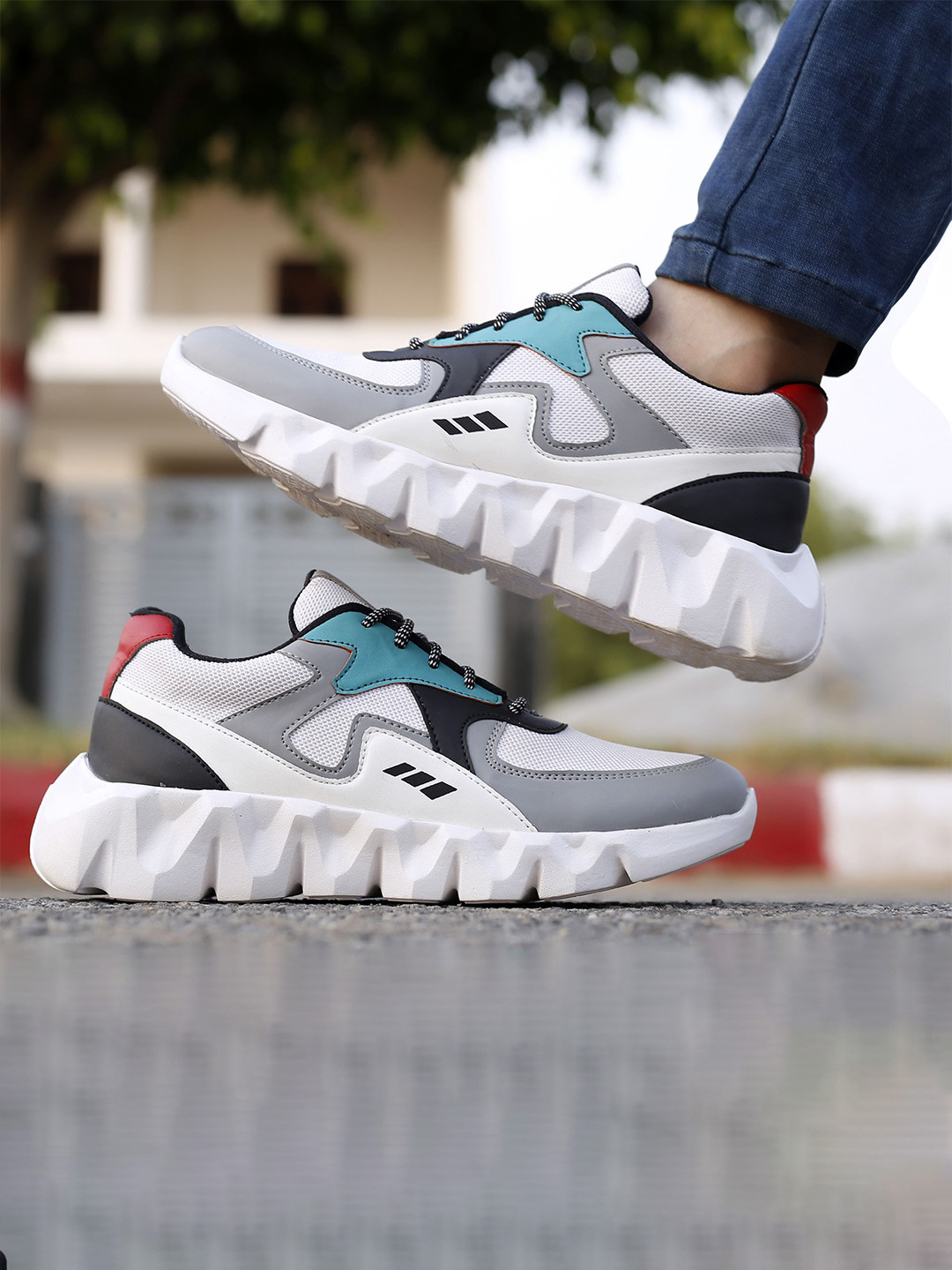 woakers sports shoes