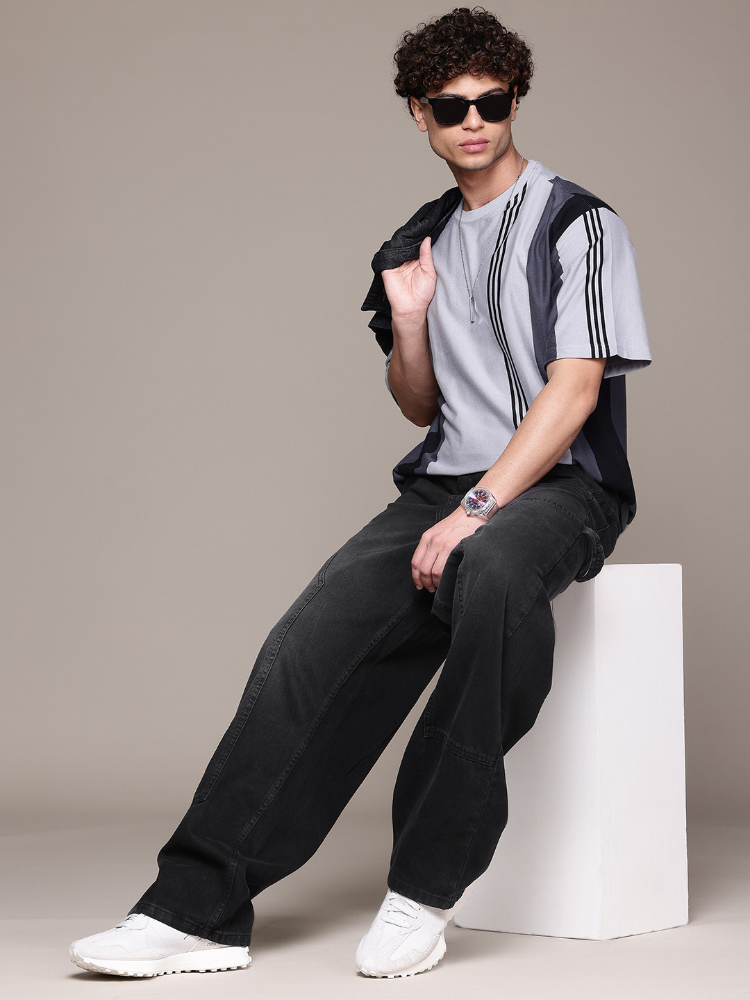 Light pattern mid rise baggy men's jeans