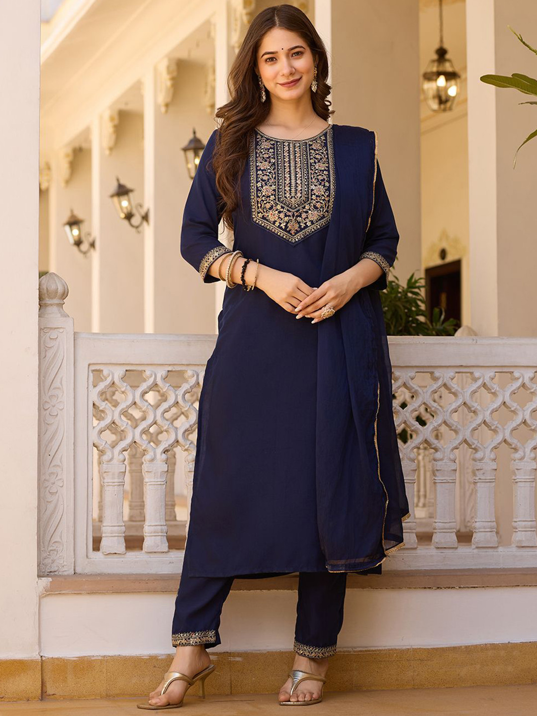 Floral Embroidered Round Neck Thread Work Straight Kurta & Trousers With Dupatta
