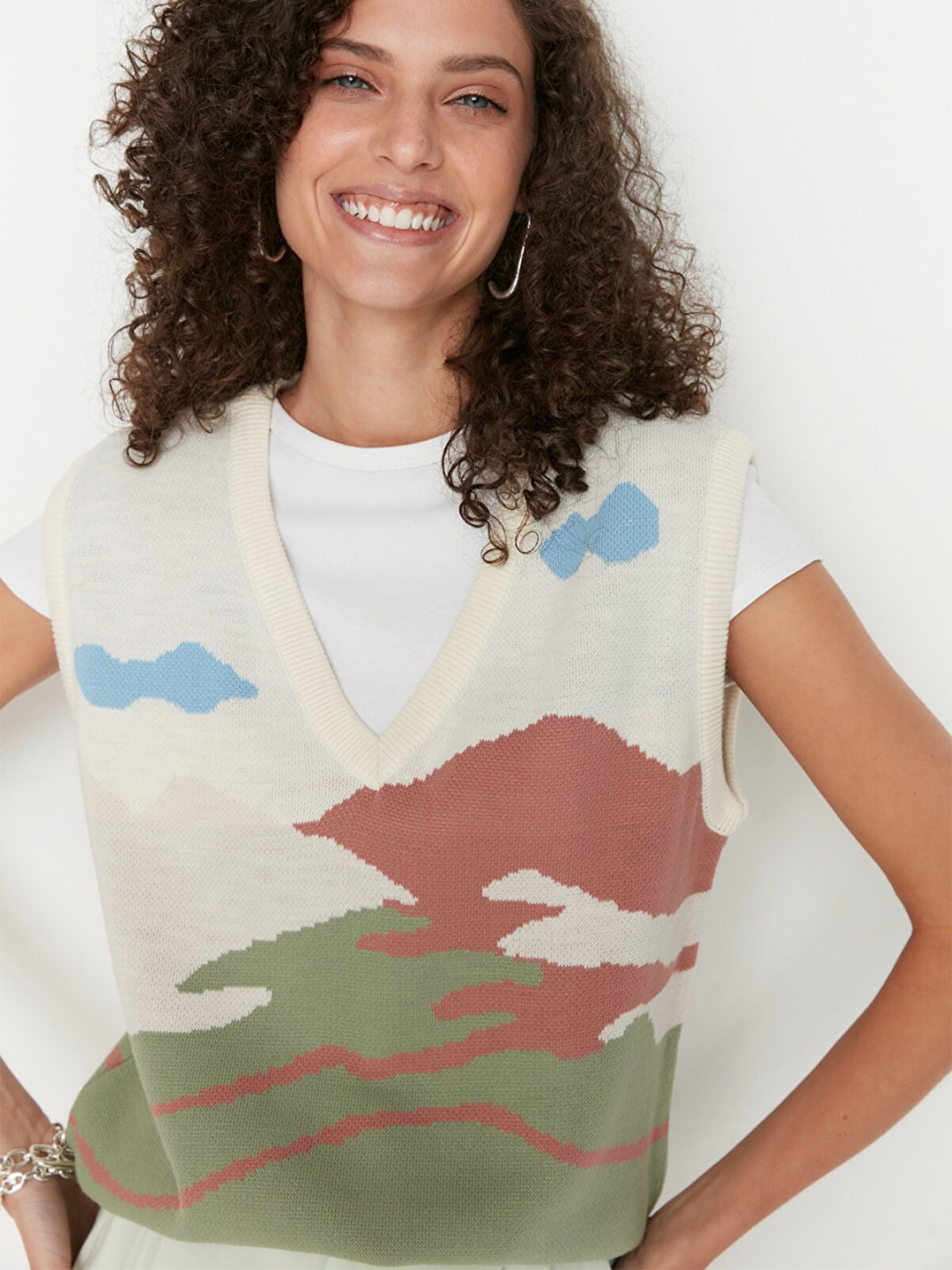 Buy Trendyol Women Cream Coloured & Peach Coloured Quirky Sweater Vest