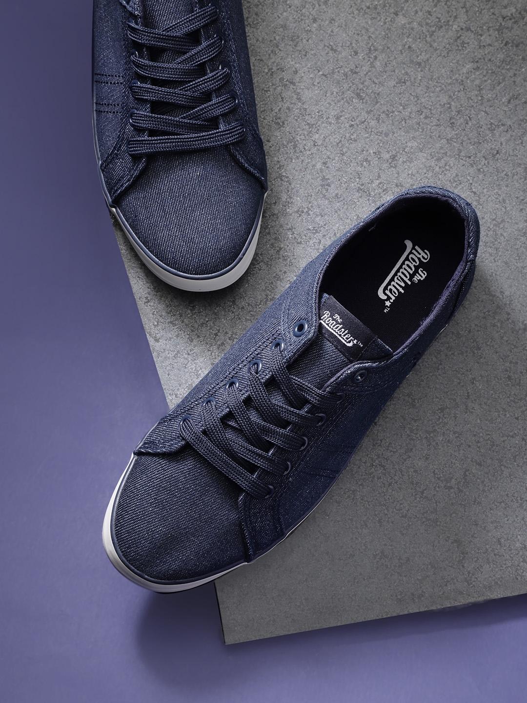 men's navy blue sneakers