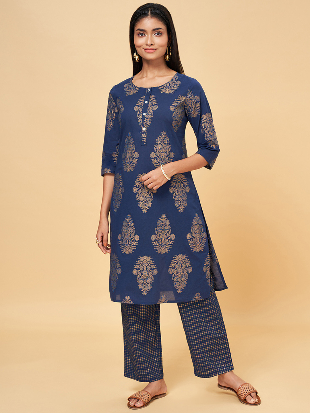 Women Navy Blue Floral Motifs Printed Kurta with Trousers