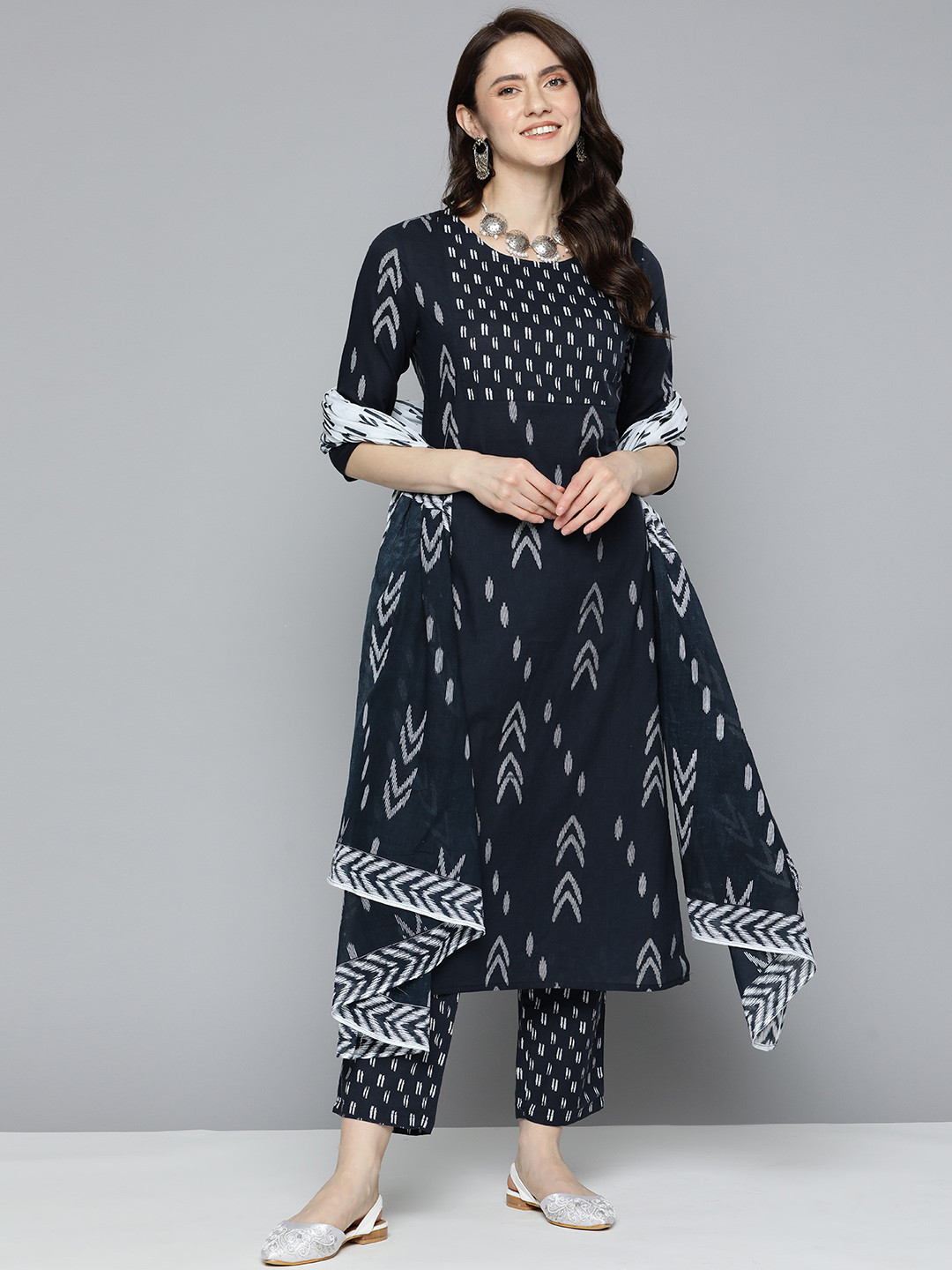 Women'S White And Blue Cotton Kurta And Pant Set