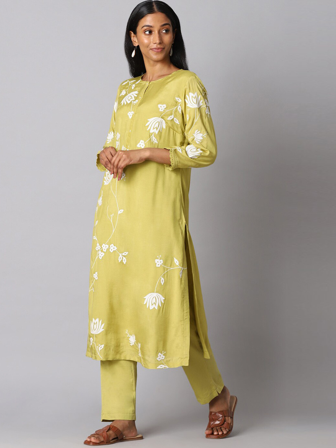 Women Green Floral Print Cotton Embroidered Kurta Set With Dupatta