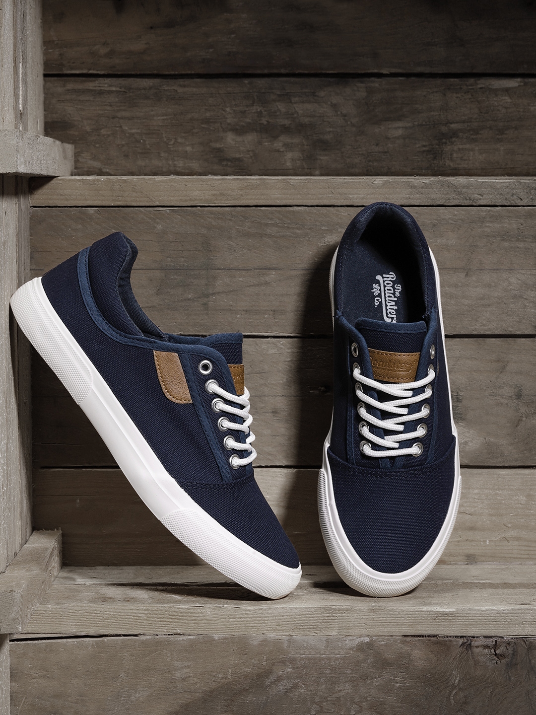 men's navy blue sneakers