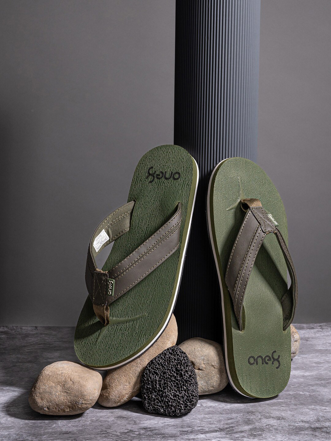 one8 flip flops black