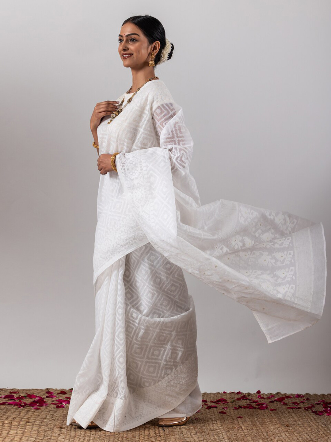 Women Off White Pure Cotton Woven Zari Design Saree With Unstitched Blouse