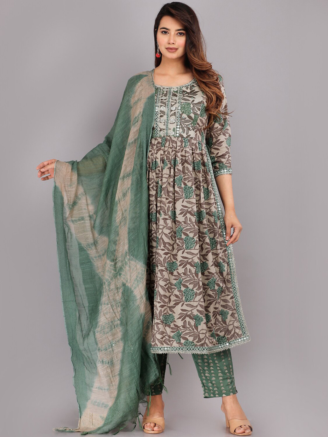 Women Green Floral Printed Cotton Kurta with Solid Green Salwar main image 1