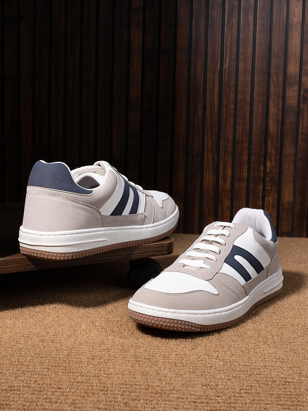 Casual Low-top Men's Sneakers with Colorful Stripe Detail
