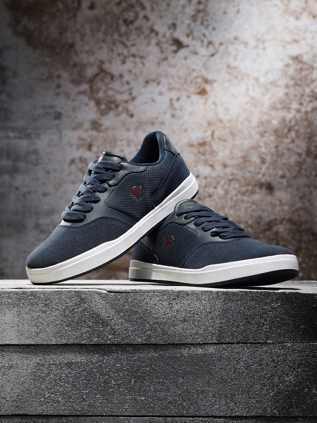 men's navy blue sneakers