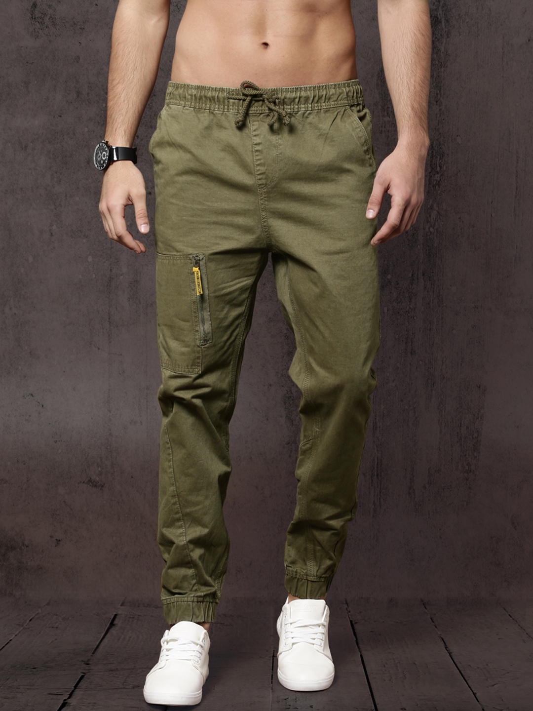 olive green joggers outfit mens
