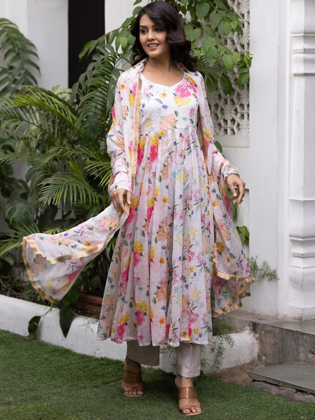 Women'S White Floral Anarkali Kurta Pant Set With Dupatta