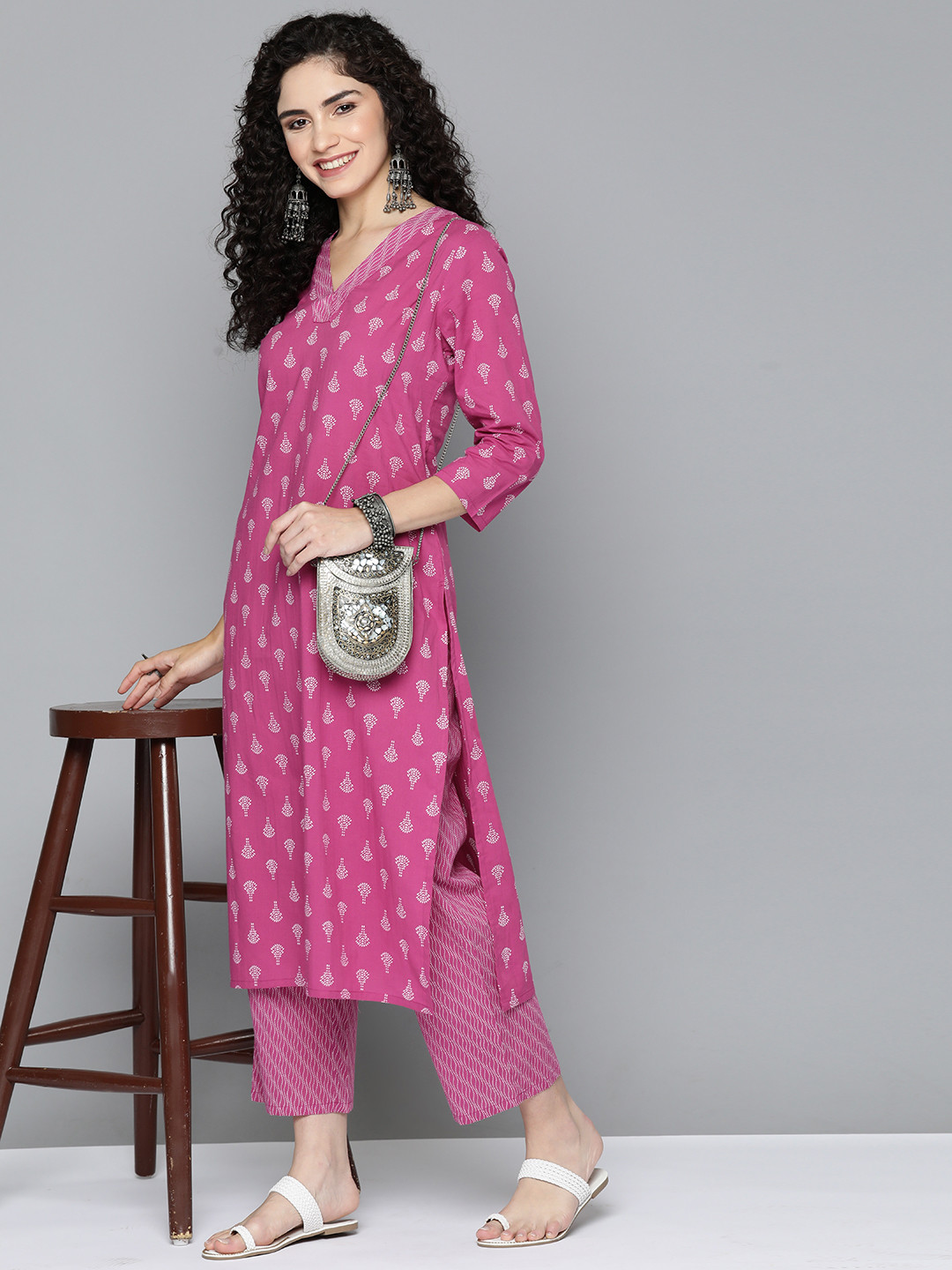 buy-here-now-ethnic-motifs-print-v-neck-pure-cotton-kurta-with-trousers