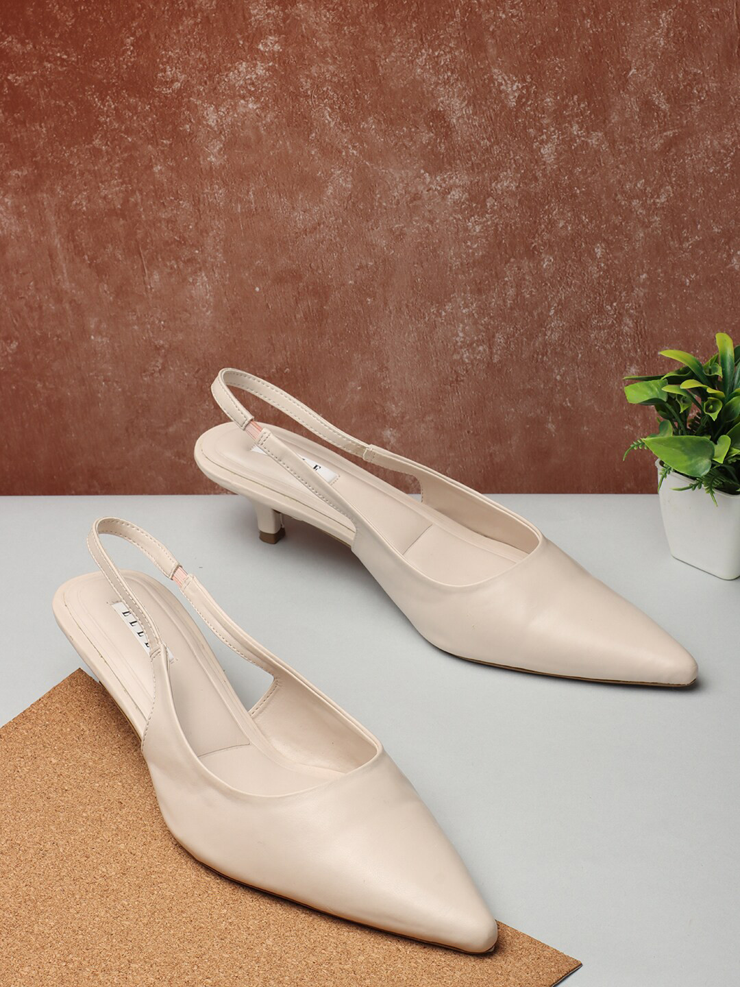 pointed toe kitten heel pumps