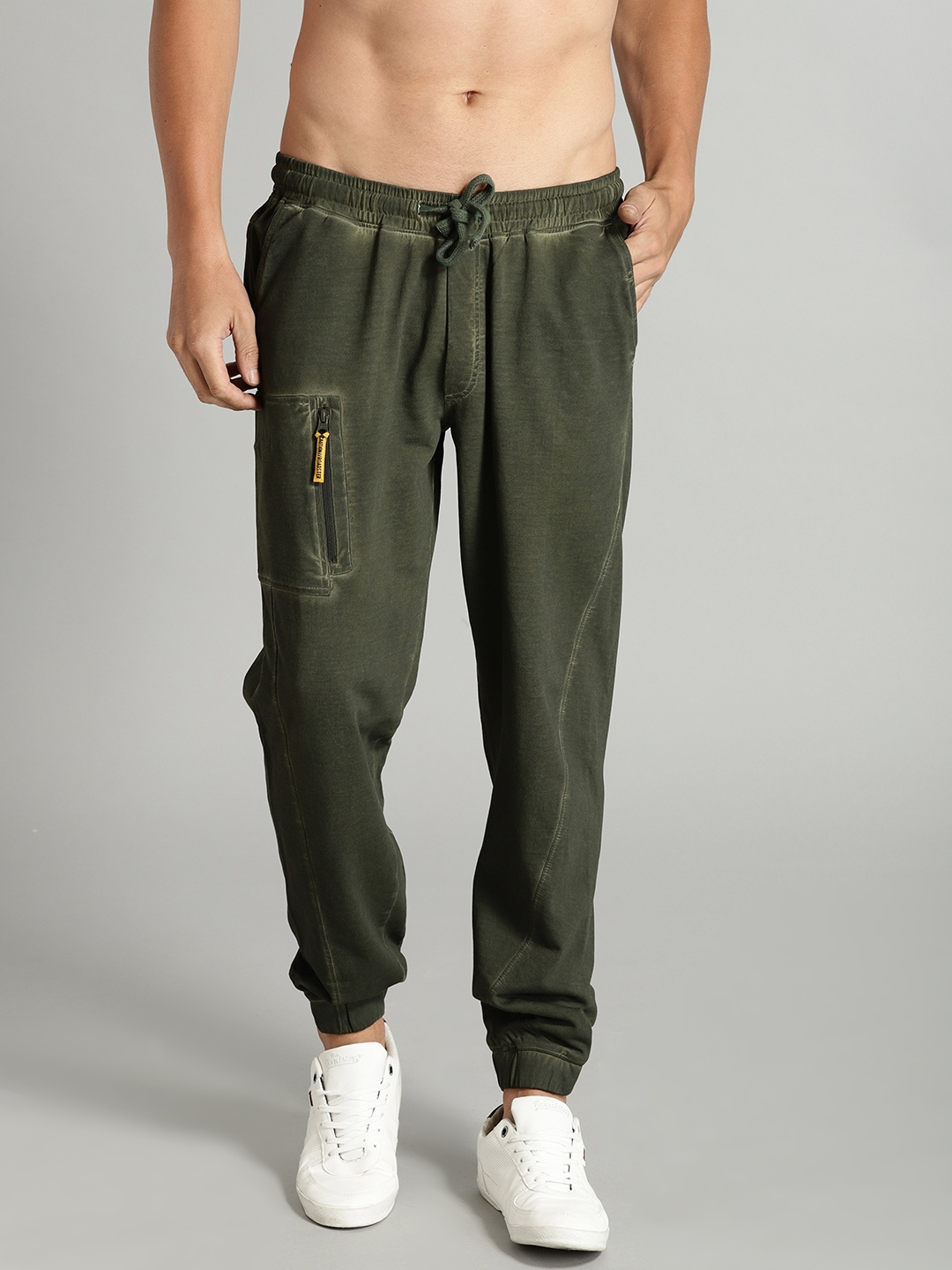 olive green joggers outfit mens