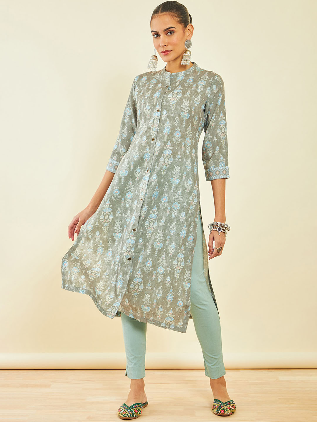 Women's Peach Striped Mandarin Collar Beads & Stones Straight Kurta