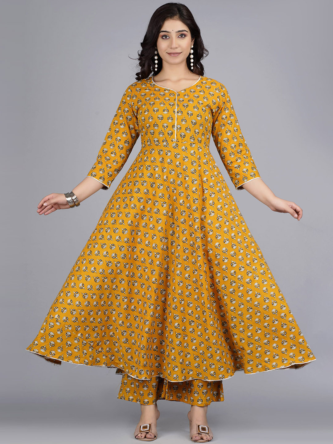Women  Green Round Neck Gotta Lace Detailed Ethnic Printed , Three Quarter Sleeve Straight Kurta  With Tonal Bottom With Lace Detailing