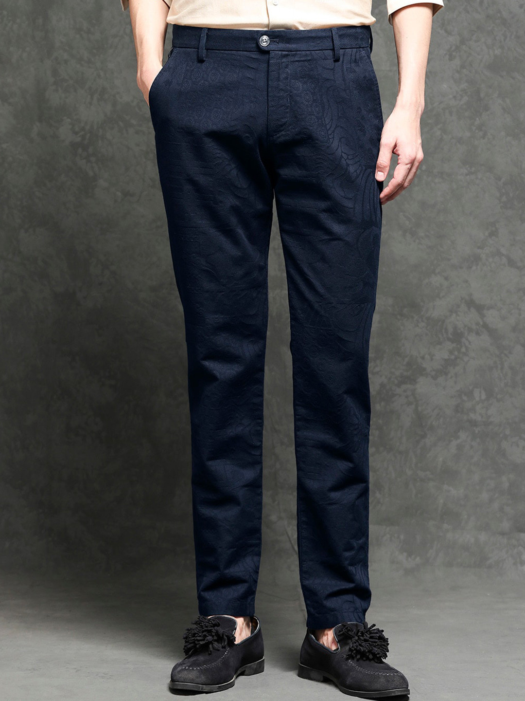 Rare Rabbit Men's Cloy Purple Solid Mid-Rise Regular Fit Velvet Trousers