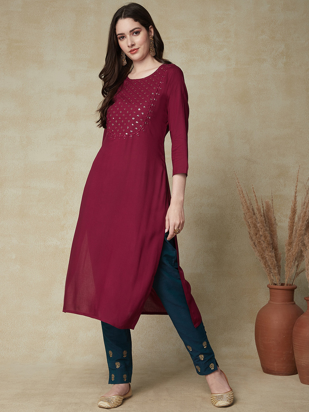 Women Geometric Embroidered Mirror Work Kurta main image 0