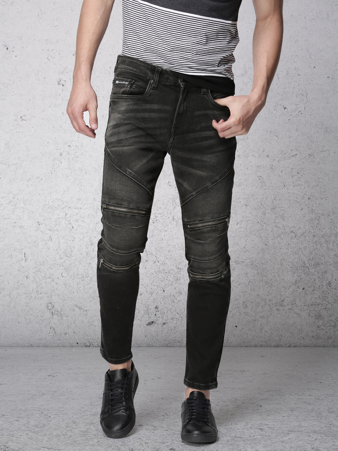 Buy Ecko Unltd Men Black Tapered Fit Mid Rise Clean Look Stretchable ...