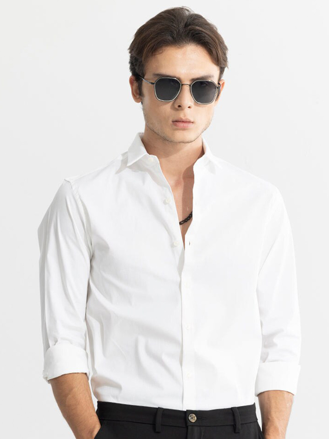 Men's White Standard Spread Collar Micro Ditsy Printed Cotton Slim Fit Casual Shirt