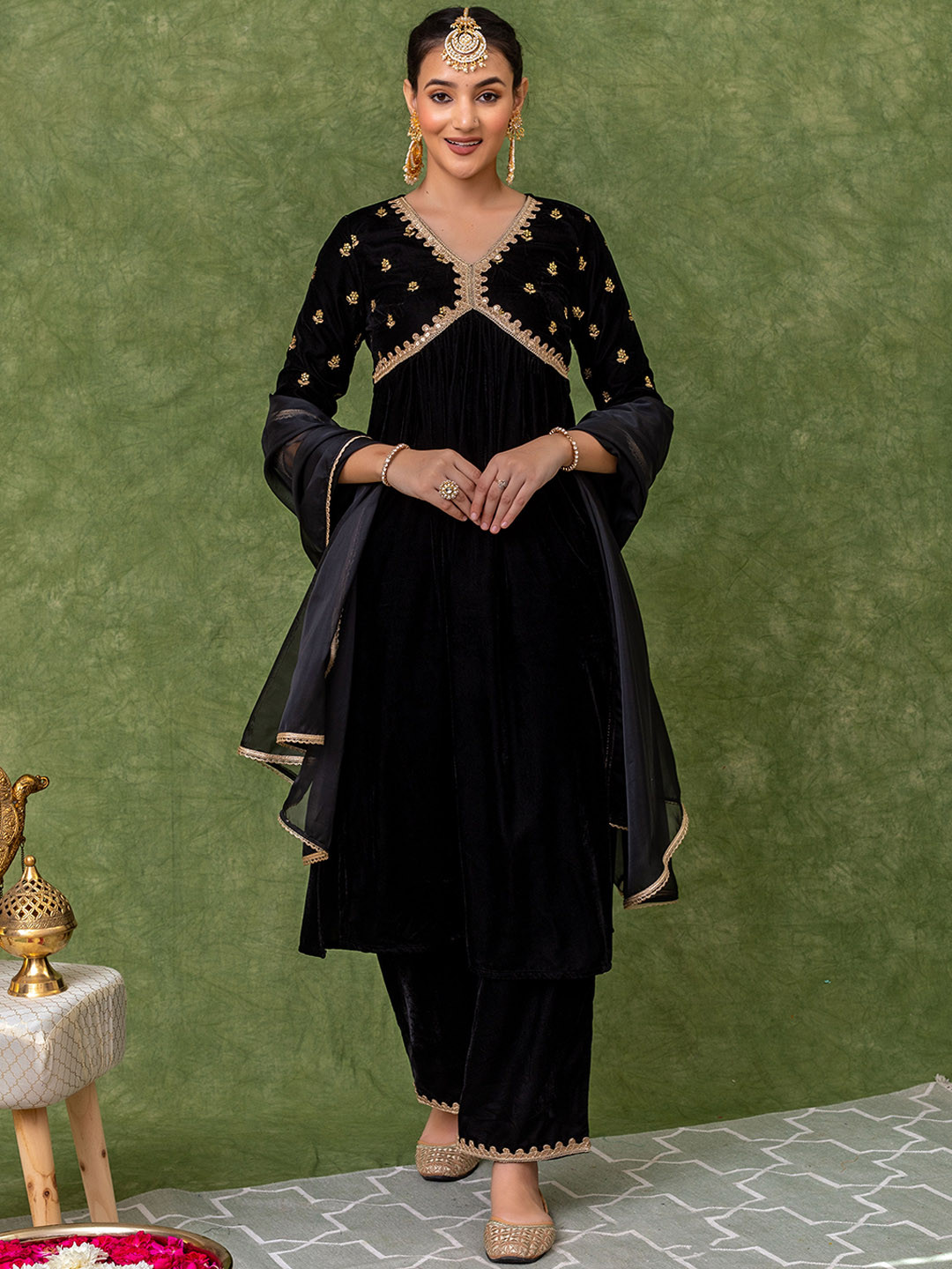 Men’s Floral Embroidered Mandarin Collar Straight Kurta with Pyjamas & Dupatta – Elegant Festive Ensemble