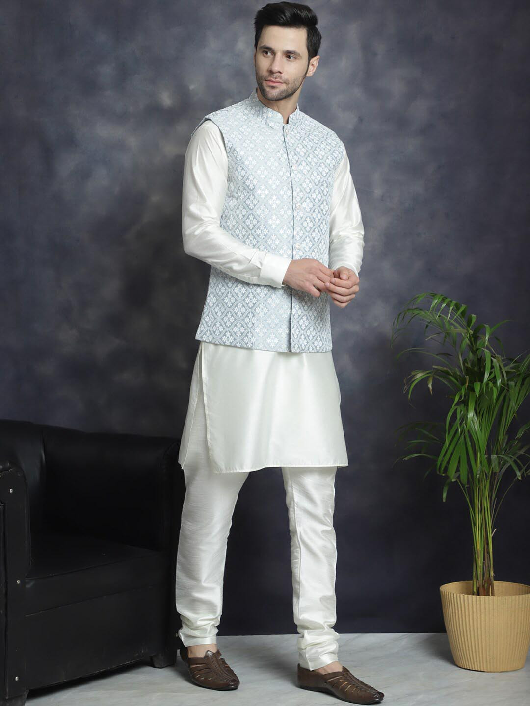 Men'S White Solid Kurta With Pyjamas & Blue Nehru Jacket