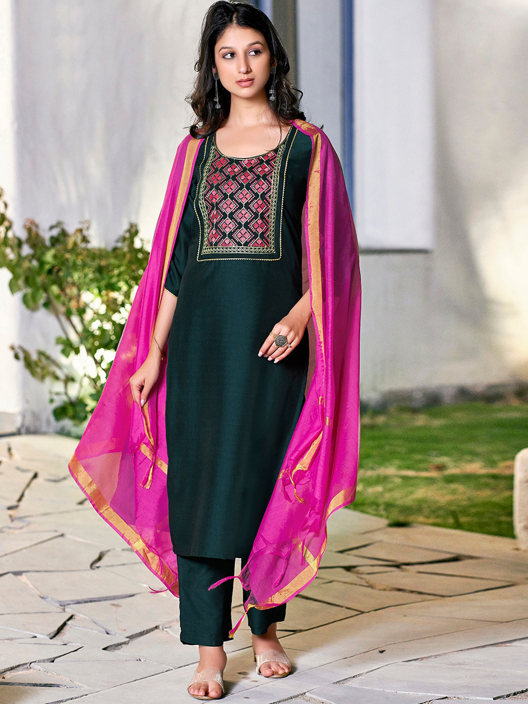 Women Floral Yoke Design Regular Thread Work Kurta with Trousers & With Dupatta