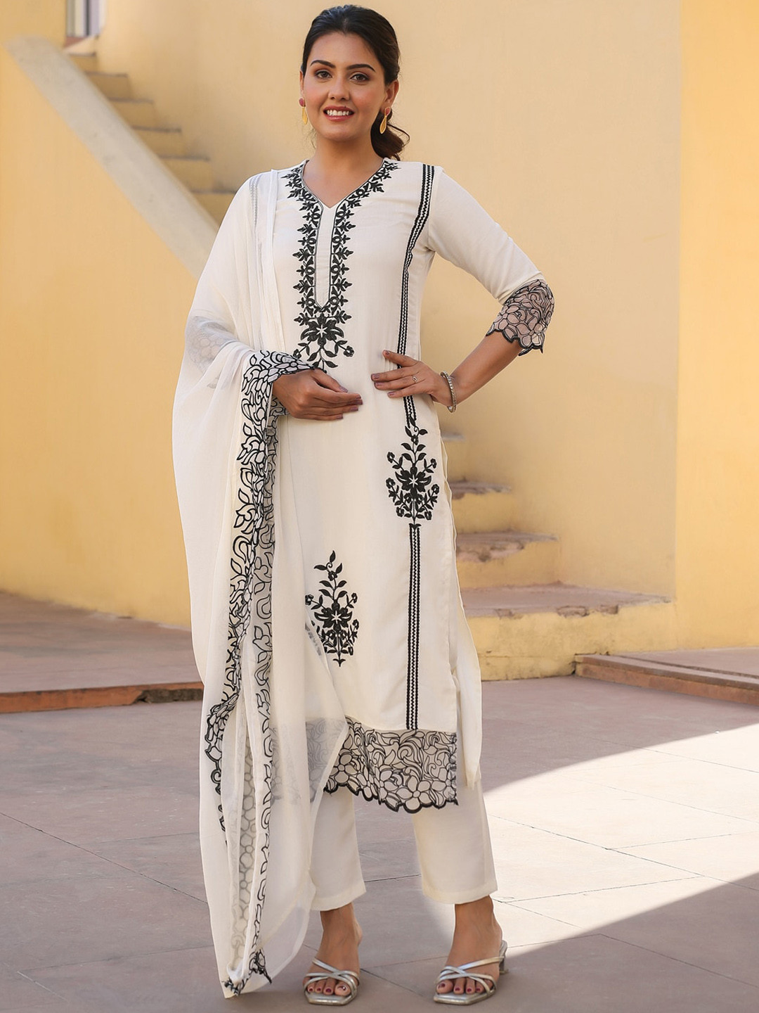 Women Embroidered Thread Work Kurta & Trousers With Dupatta main image 0