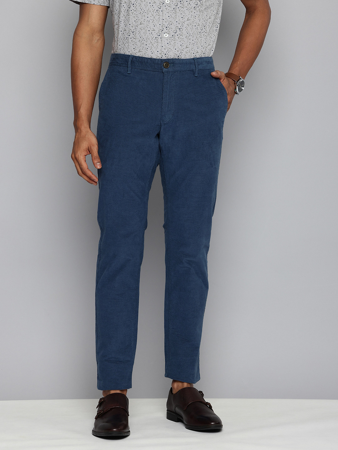 Buy Indian Terrain Men Textured Brooklyn Slim Fit Easy Wash Chinos ...