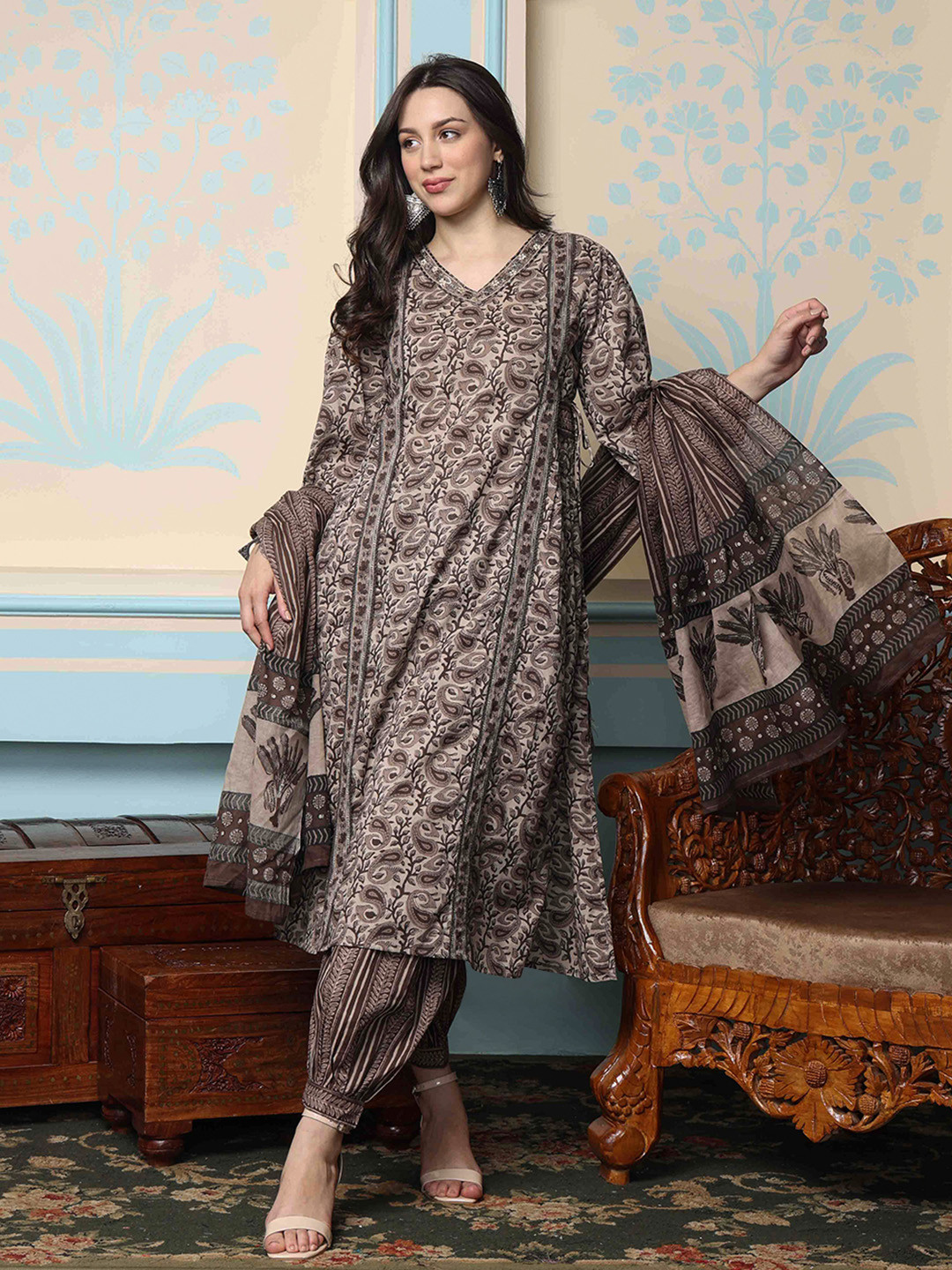 ishin Set da donna in poliestere seta con giogo Zari Work nero dritto kurta set con pantaloni e Dupatta