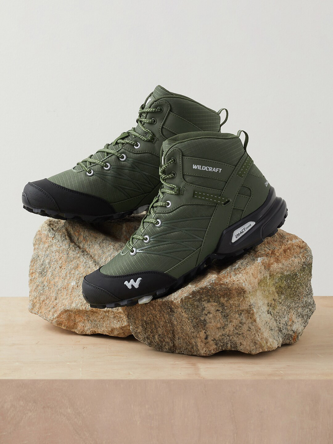 high top trekking shoes