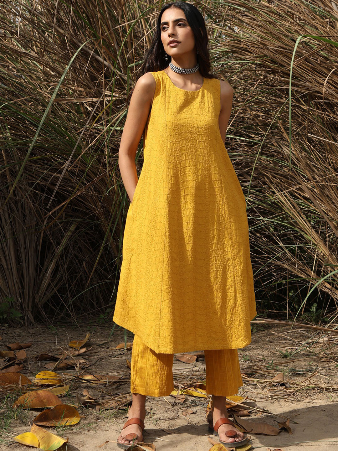 Black - Thread Buti Work Cotton Plain Kurta Set (Set of 2) 01