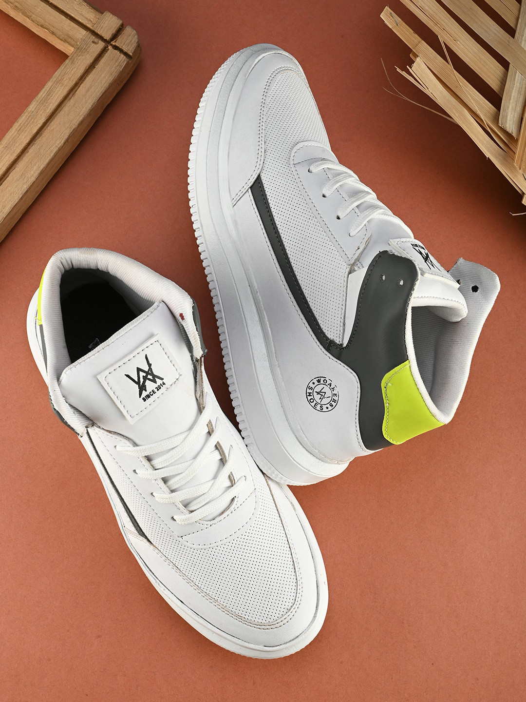 woakers sports shoes