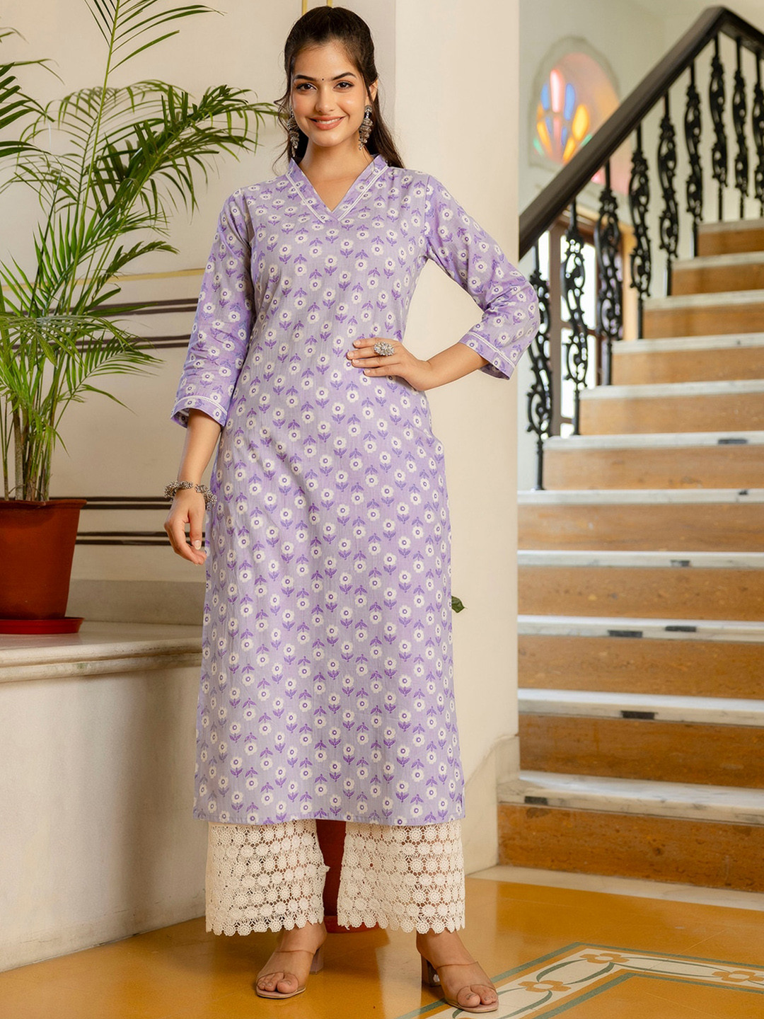 Women Mauve Printed Straight Kurta with Three Quarter Sleeves