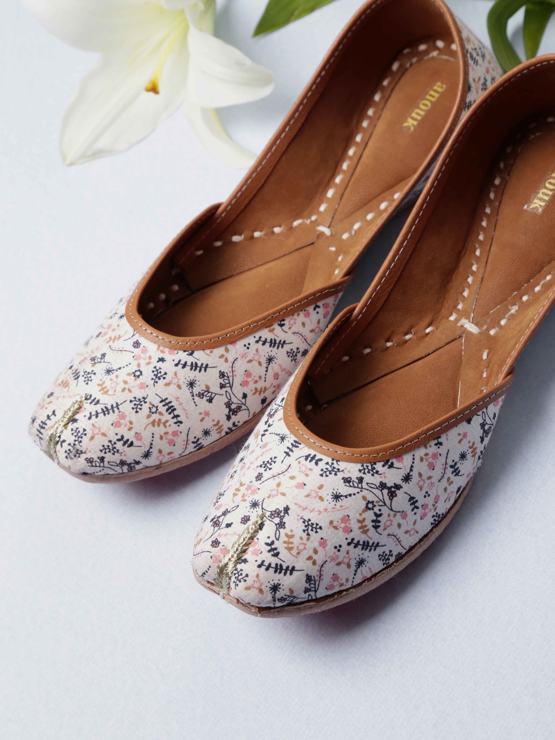 mojaris myntra