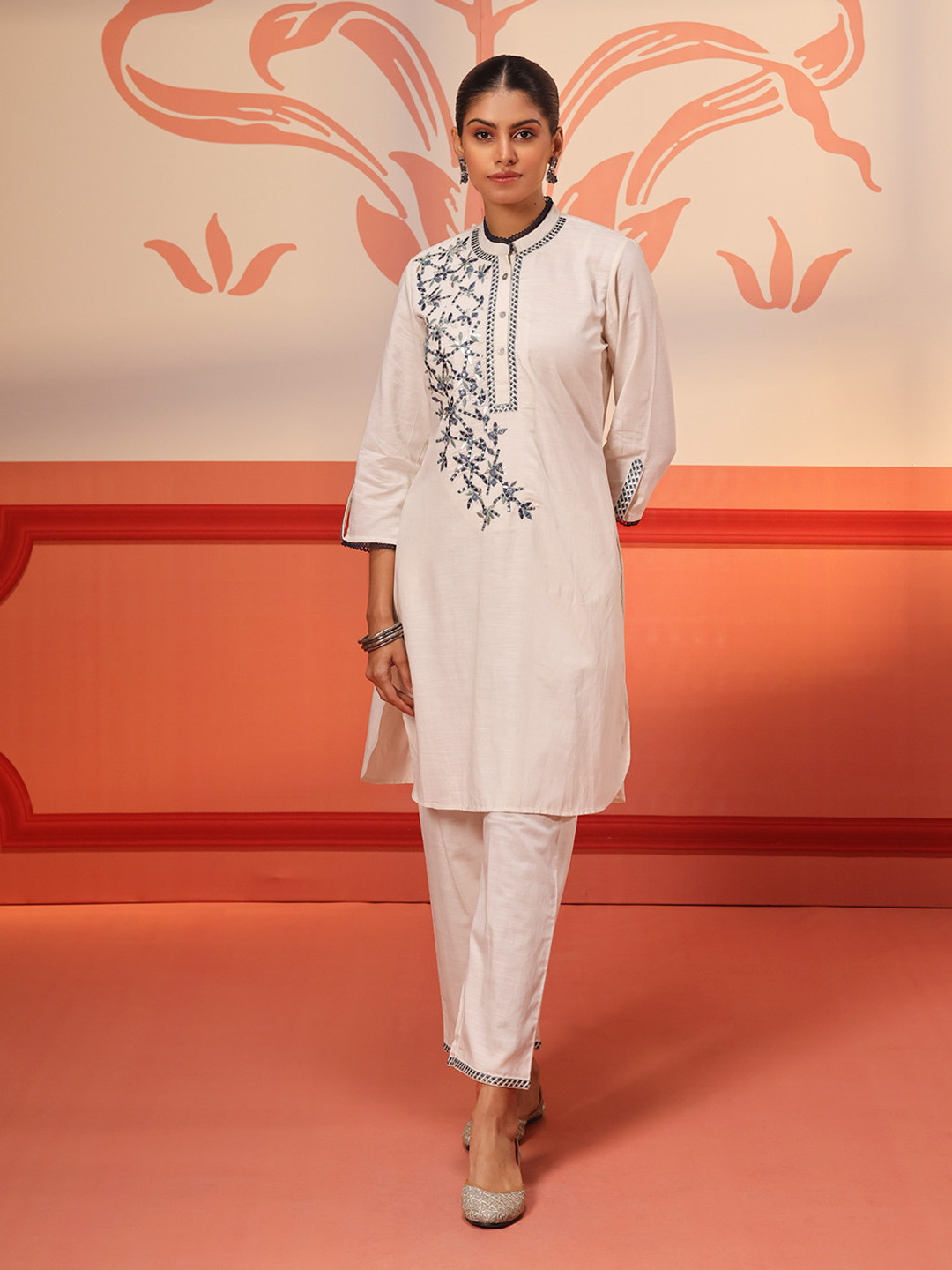 Women Blue Ethnic Motifs Embroidered Thread Work Kurta with Trousers main image 1