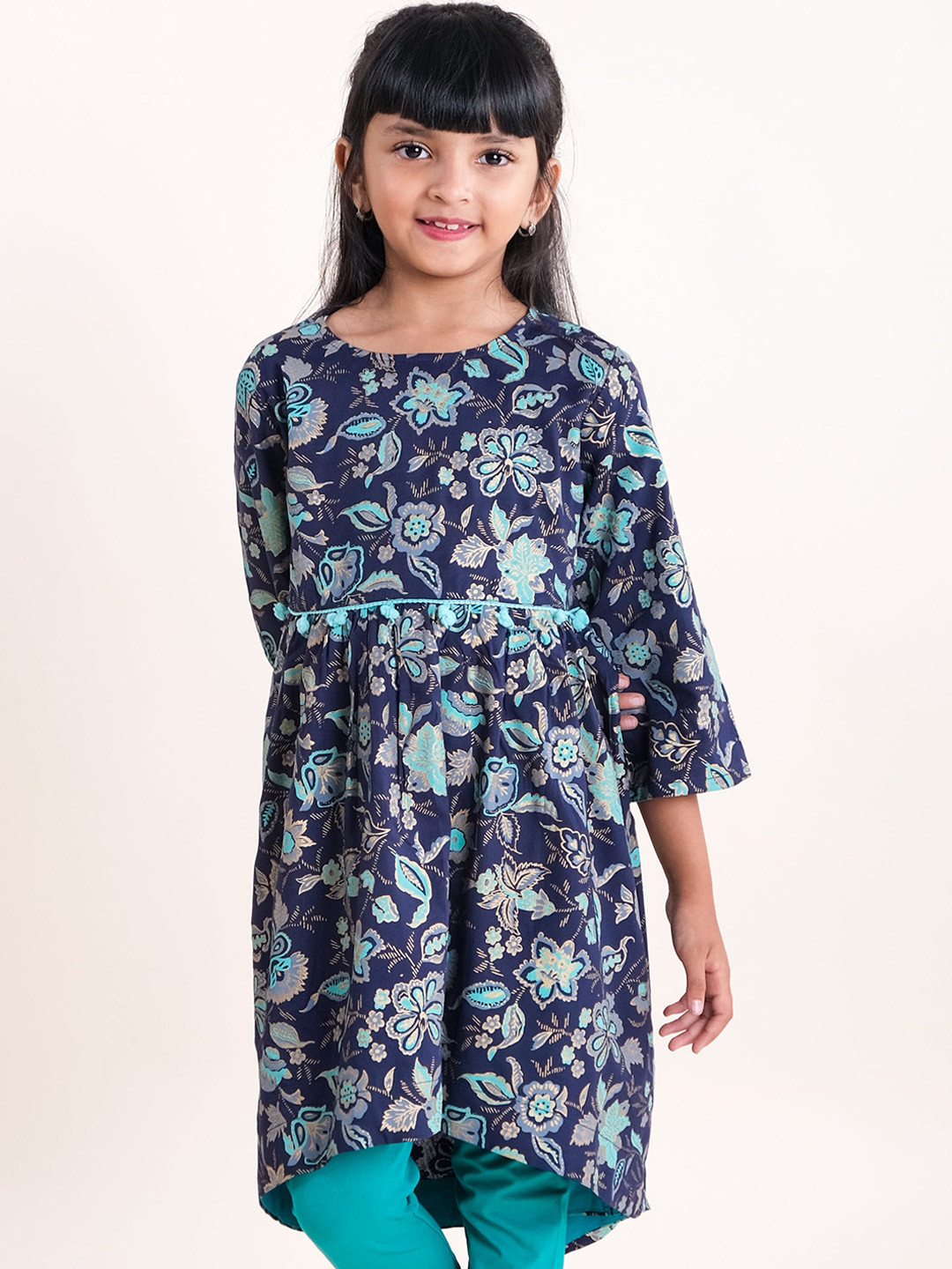 Girls Geometric Printed Tie-Up Neck A-Line Kurta With Trousers
