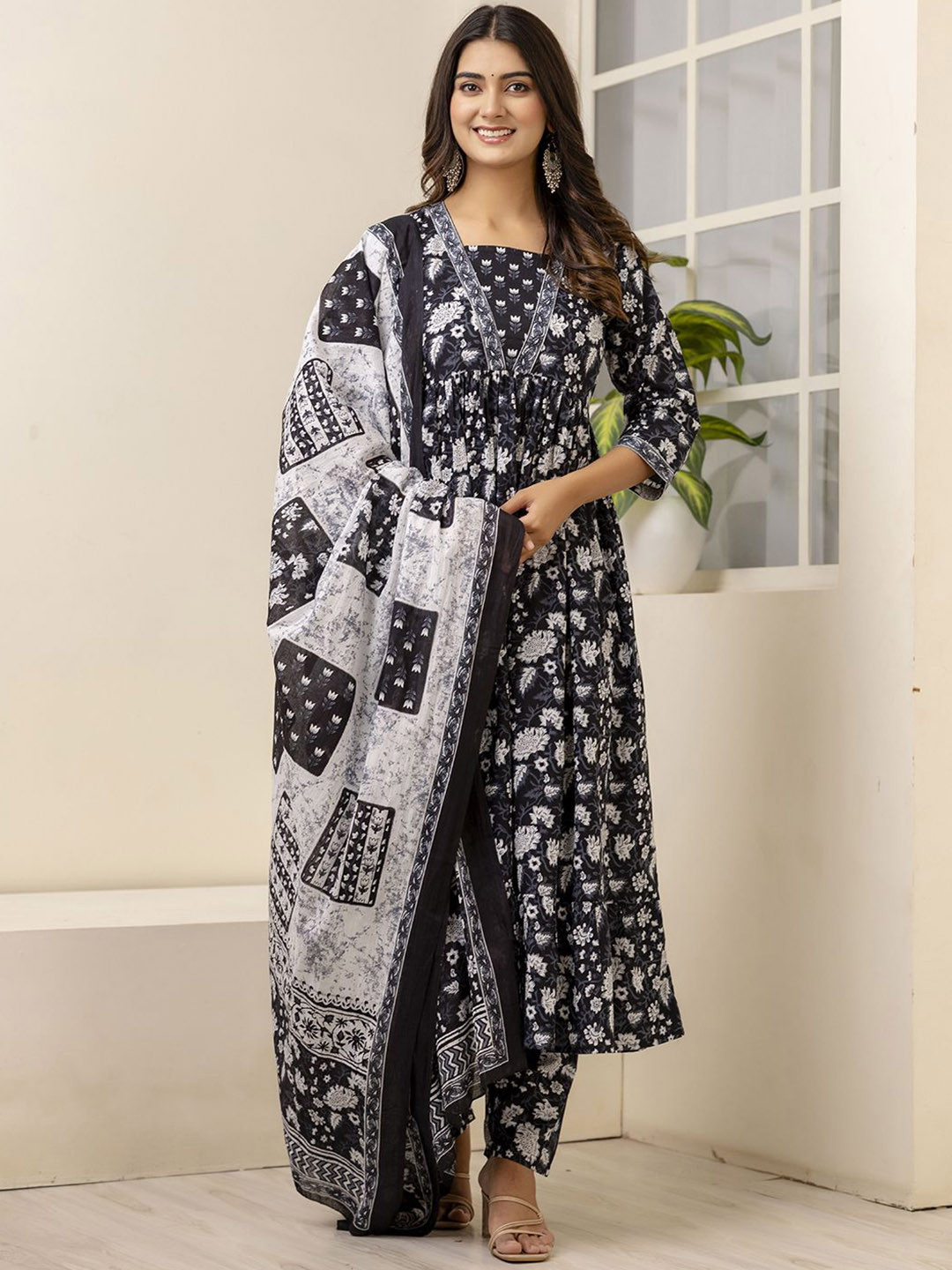 Women Black Ethnic Motifs Printed Kurta Set main image 1