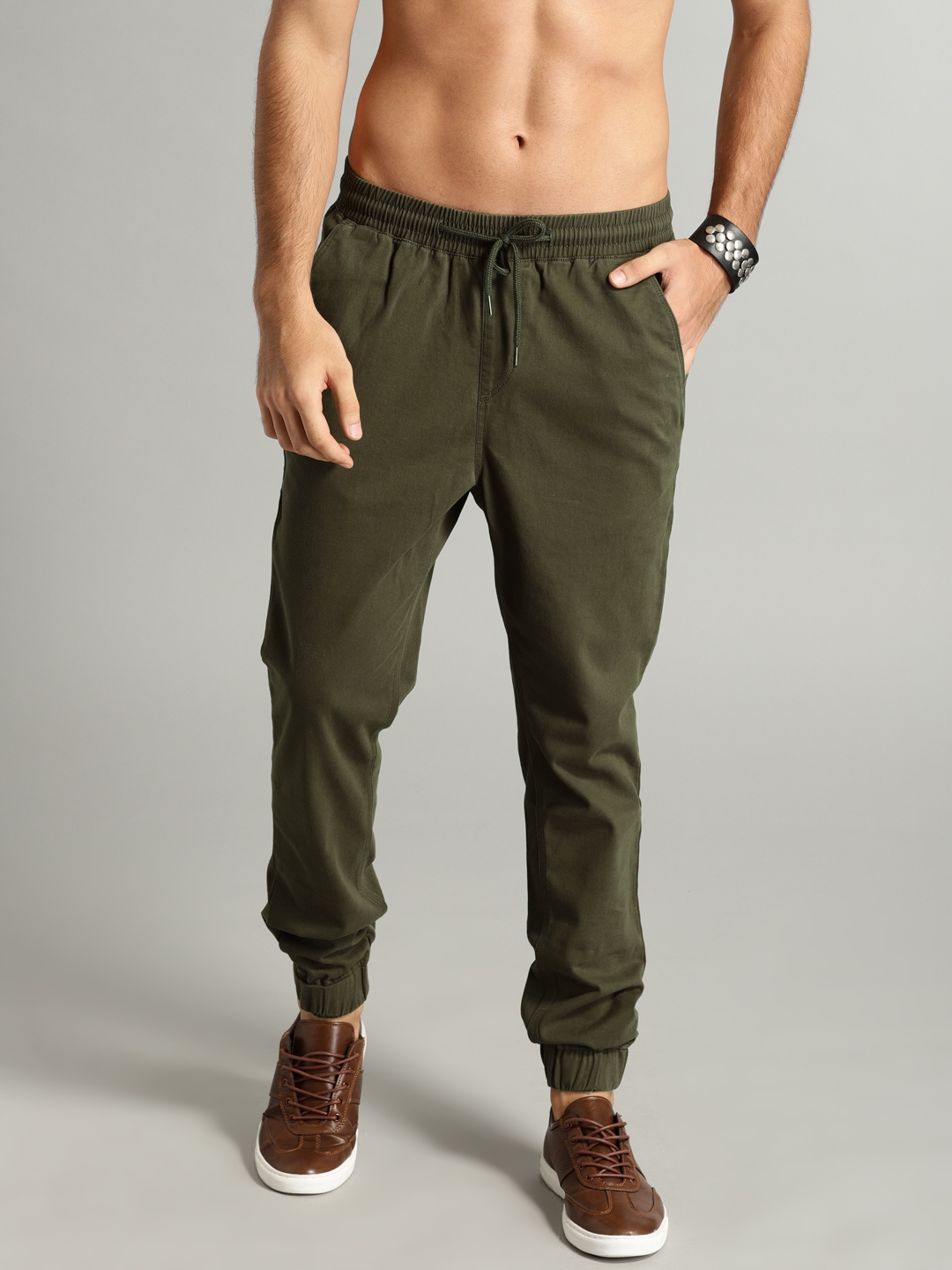 olive green joggers outfit mens