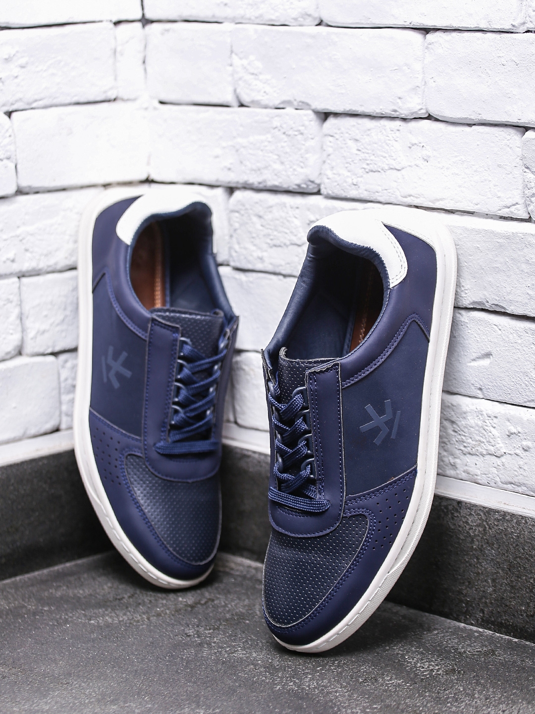 men's navy blue sneakers