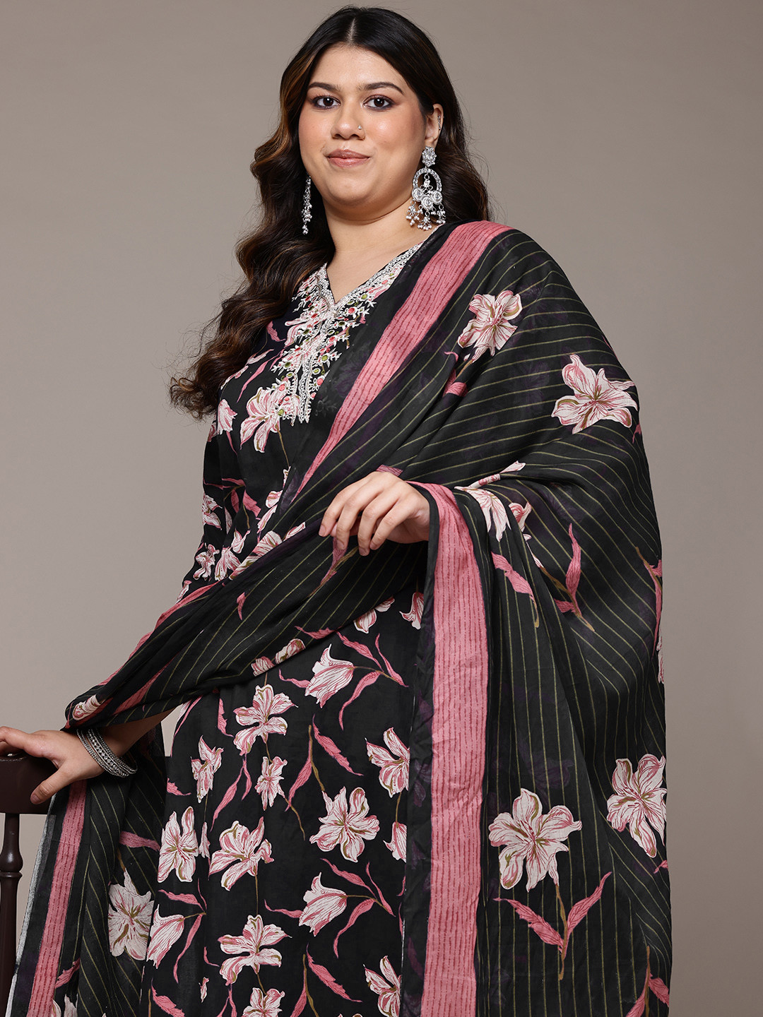 Women's Green Floral Printed Regular Thread Work Kurta Set With Dupatta