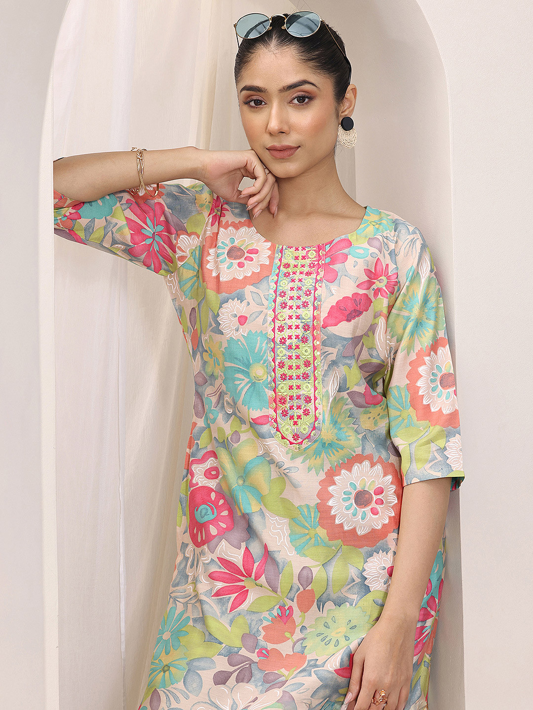 Women's Olive Round Neck Thread Work Straight Kurta