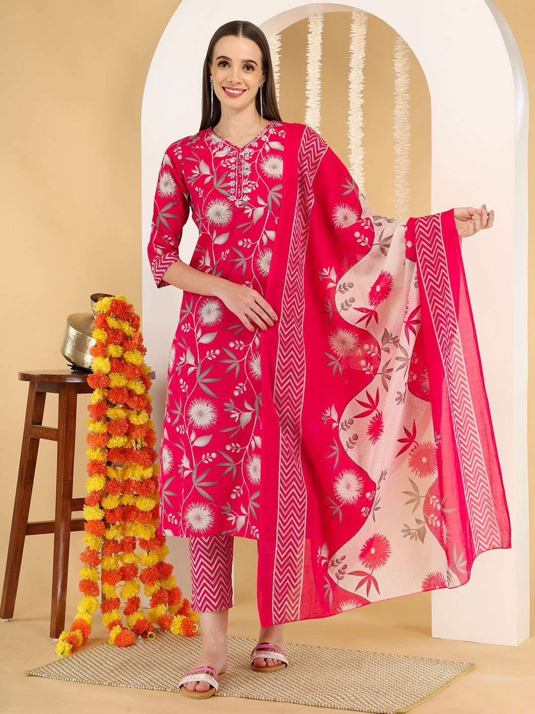 Women Ethnic Motifs Print Kurta Set main image 1