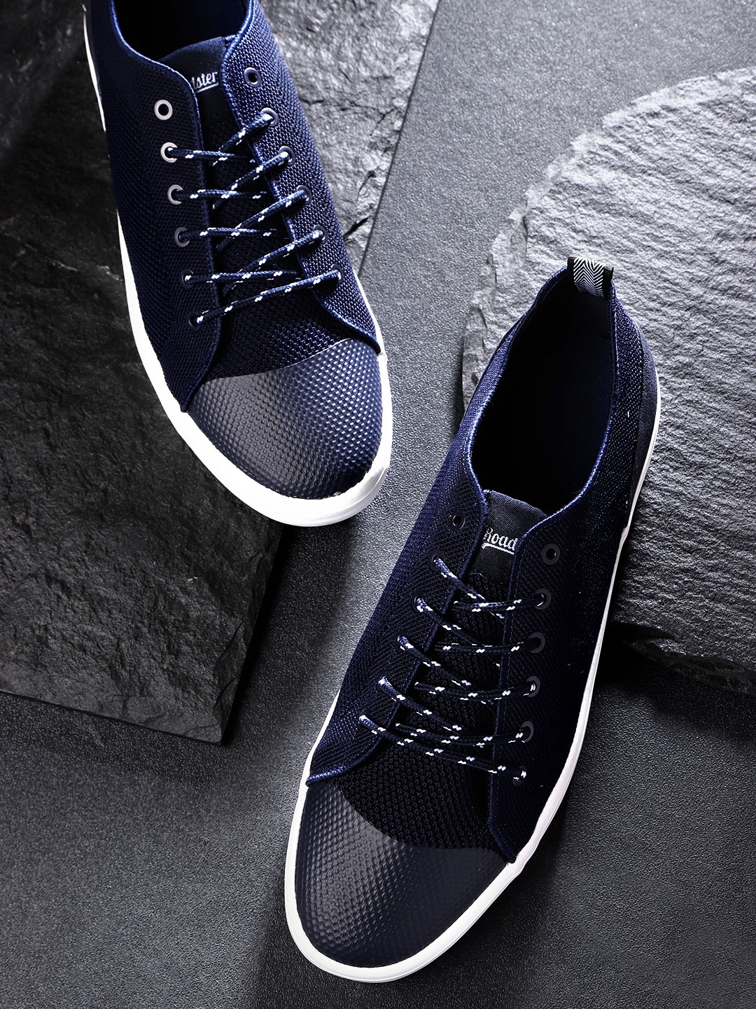 men's navy blue sneakers