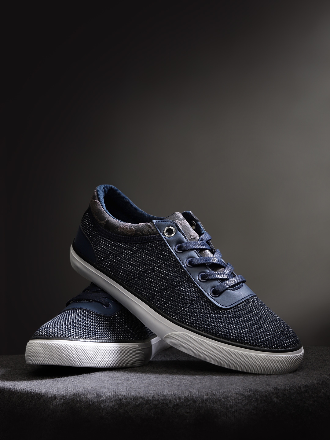 men's navy blue sneakers
