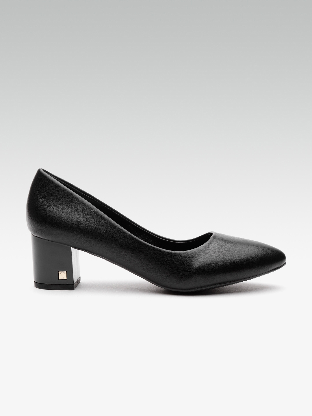 black pumps myntra